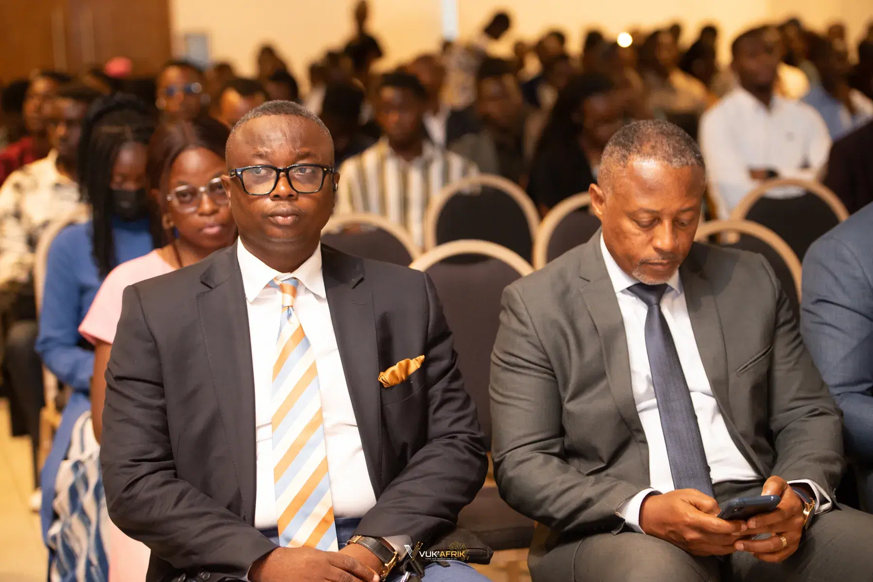 Audience au premier rang. Photographie de la première journée de VUK’AFRIK 2026.