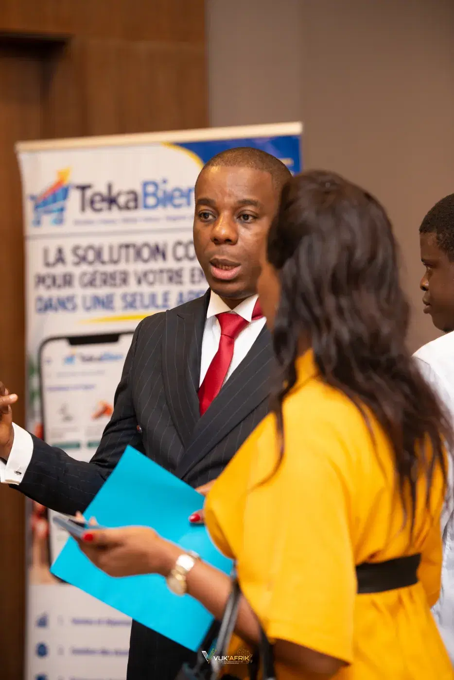 Échanges près des espaces partenaires. Photographie de la première journée de VUK’AFRIK 2026.