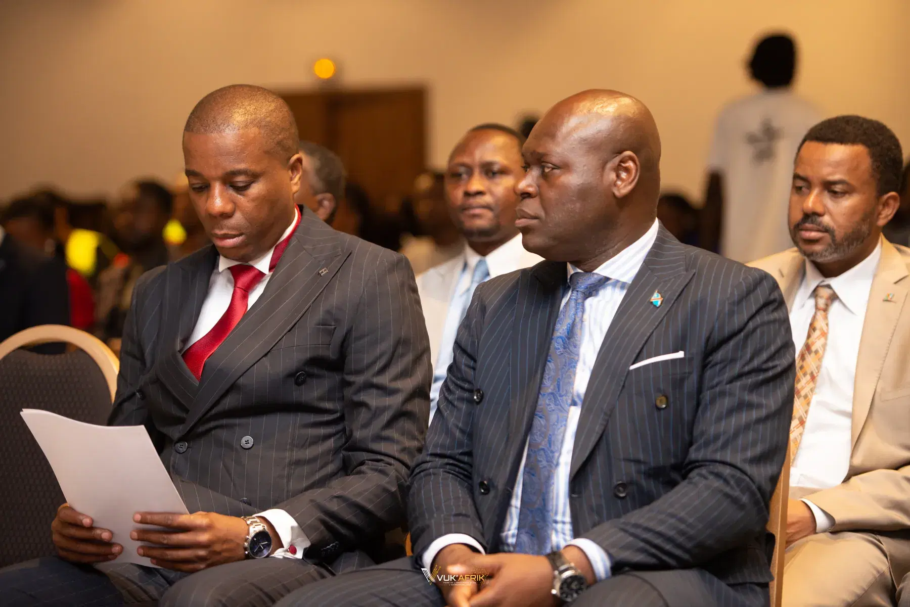 Participants réunis en salle. Photographie de la première journée de VUK’AFRIK 2026.
