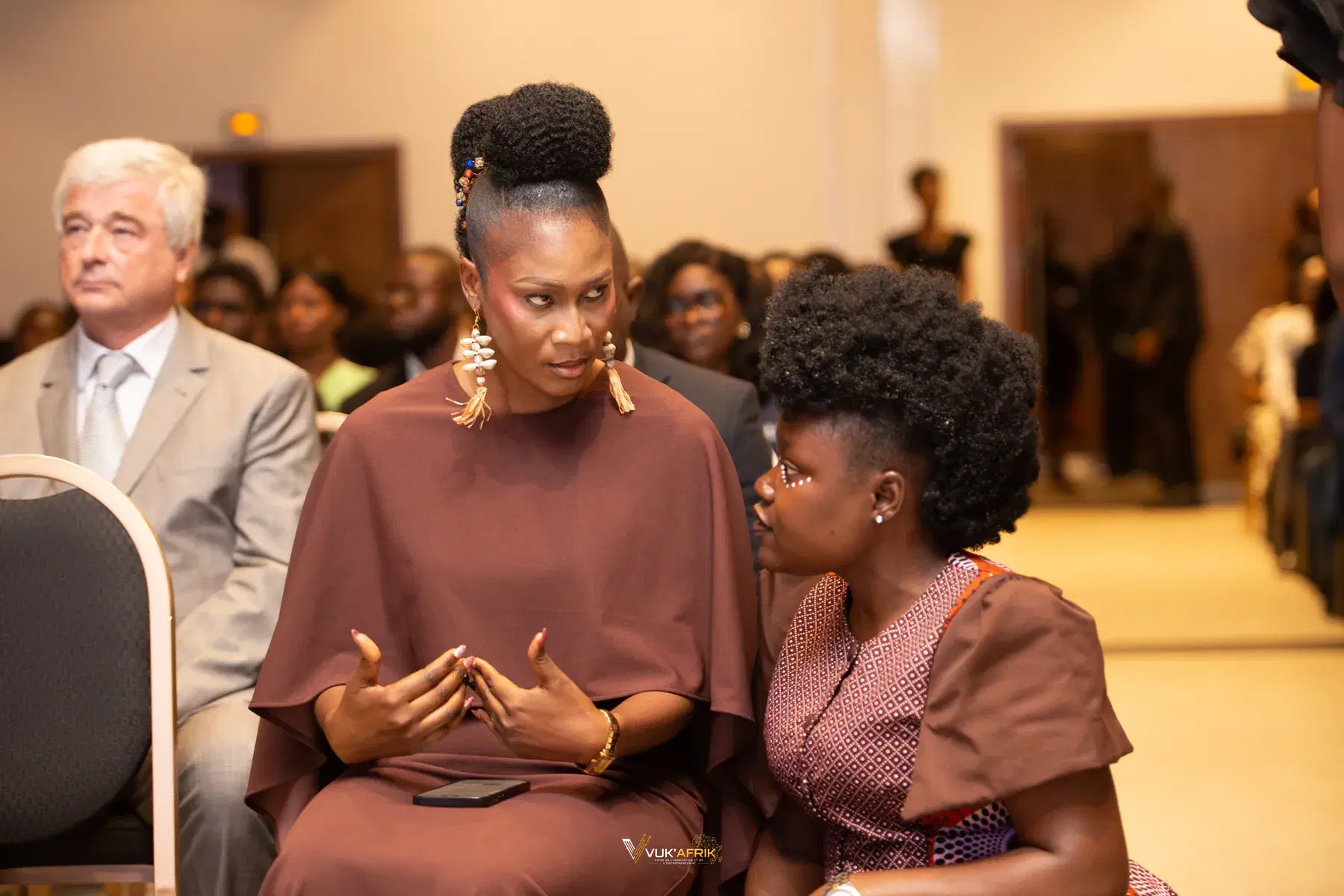 Un moment d’échange entre participantes. Photographie de la première journée de VUK’AFRIK 2026.