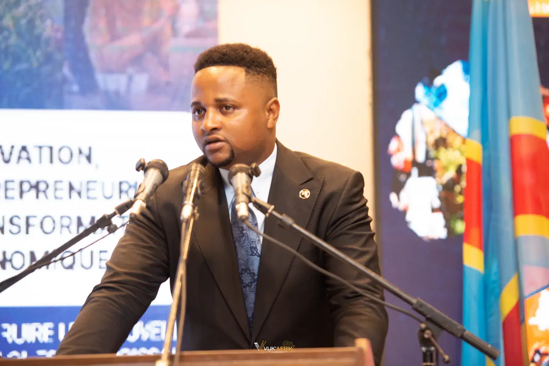 Prise de parole au pupitre. Photographie de la première journée de VUK’AFRIK 2026.