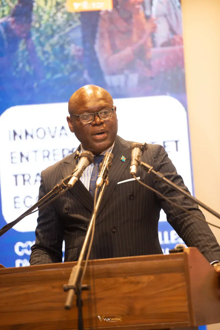Allocution au pupitre. Photographie de la première journée de VUK’AFRIK 2026.