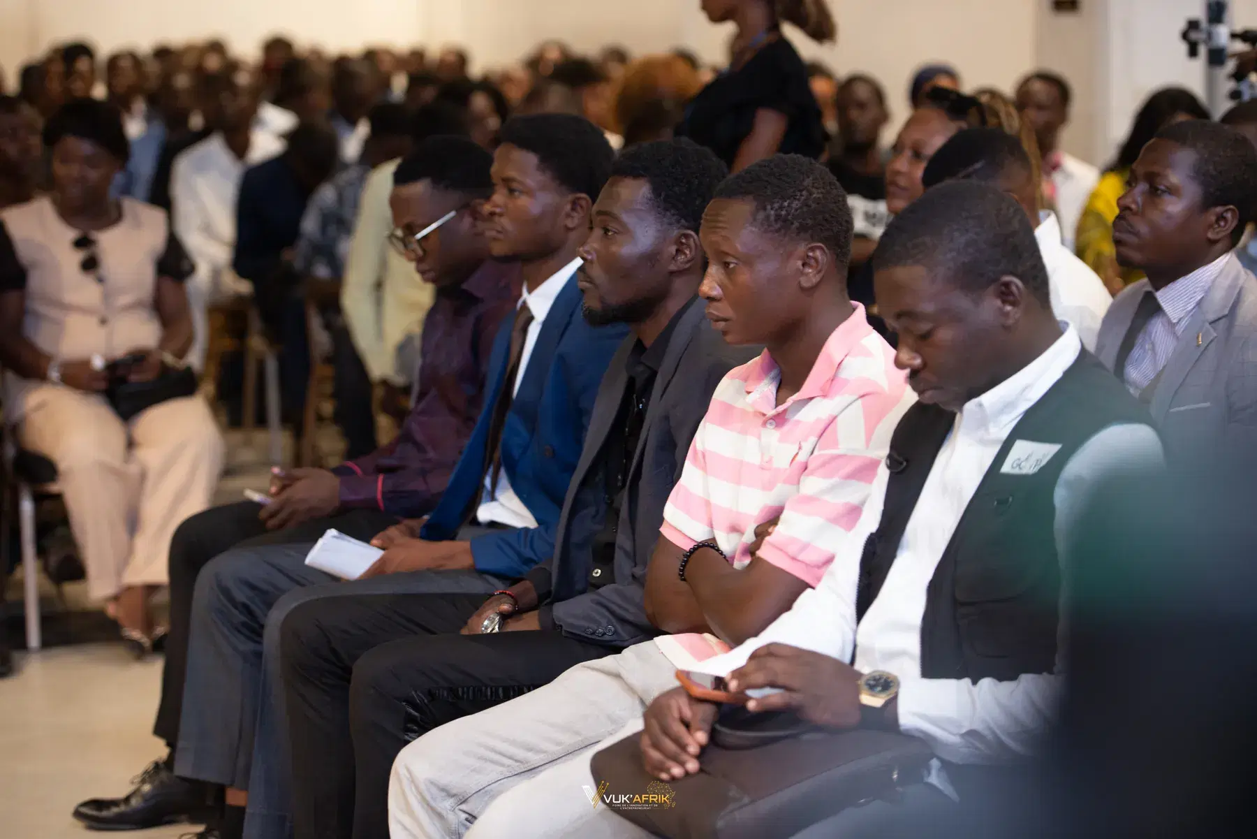 Le public suit les interventions. Photographie de la première journée de VUK’AFRIK 2026.