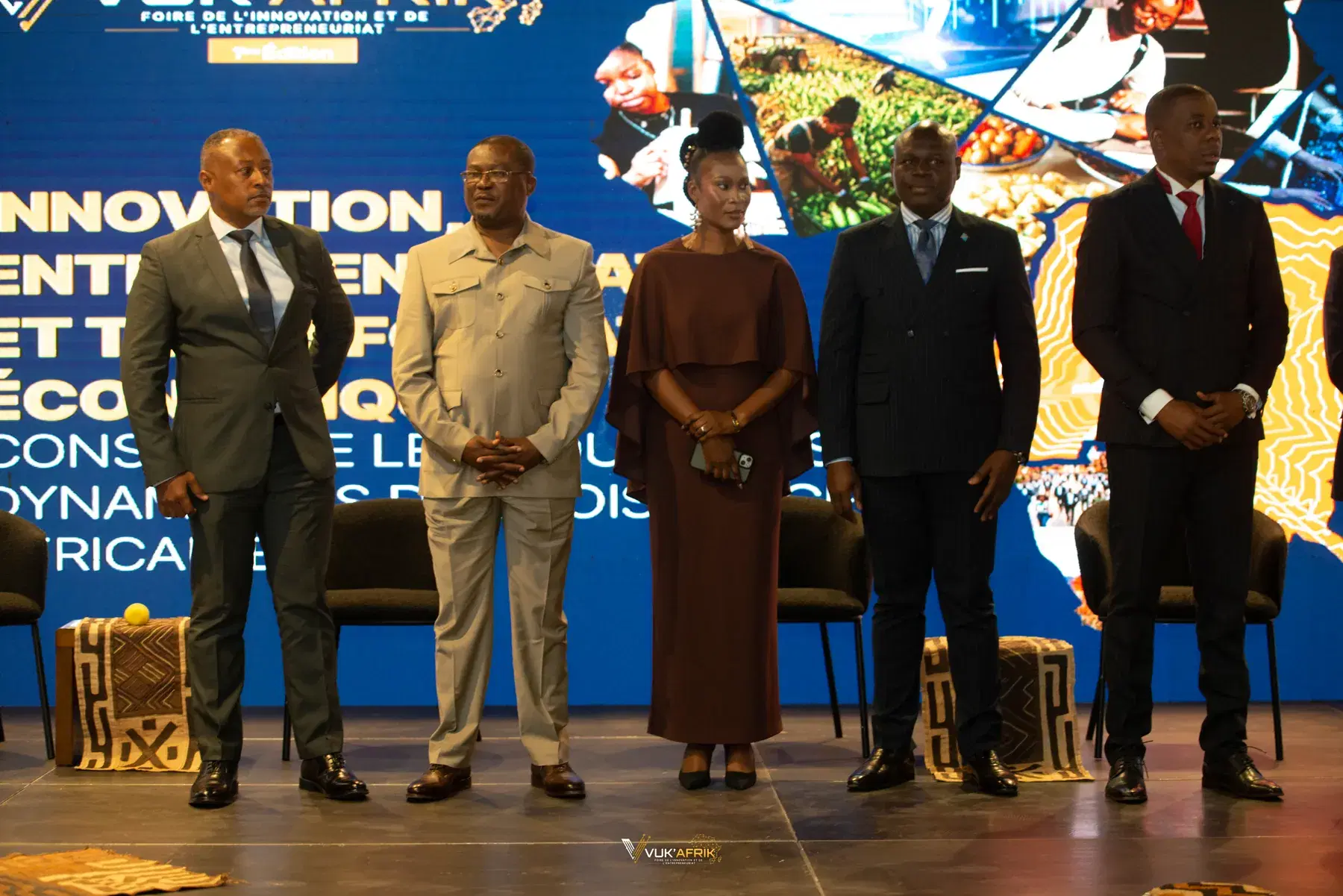 Photo de groupe sur scène. Photographie de la première journée de VUK’AFRIK 2026.