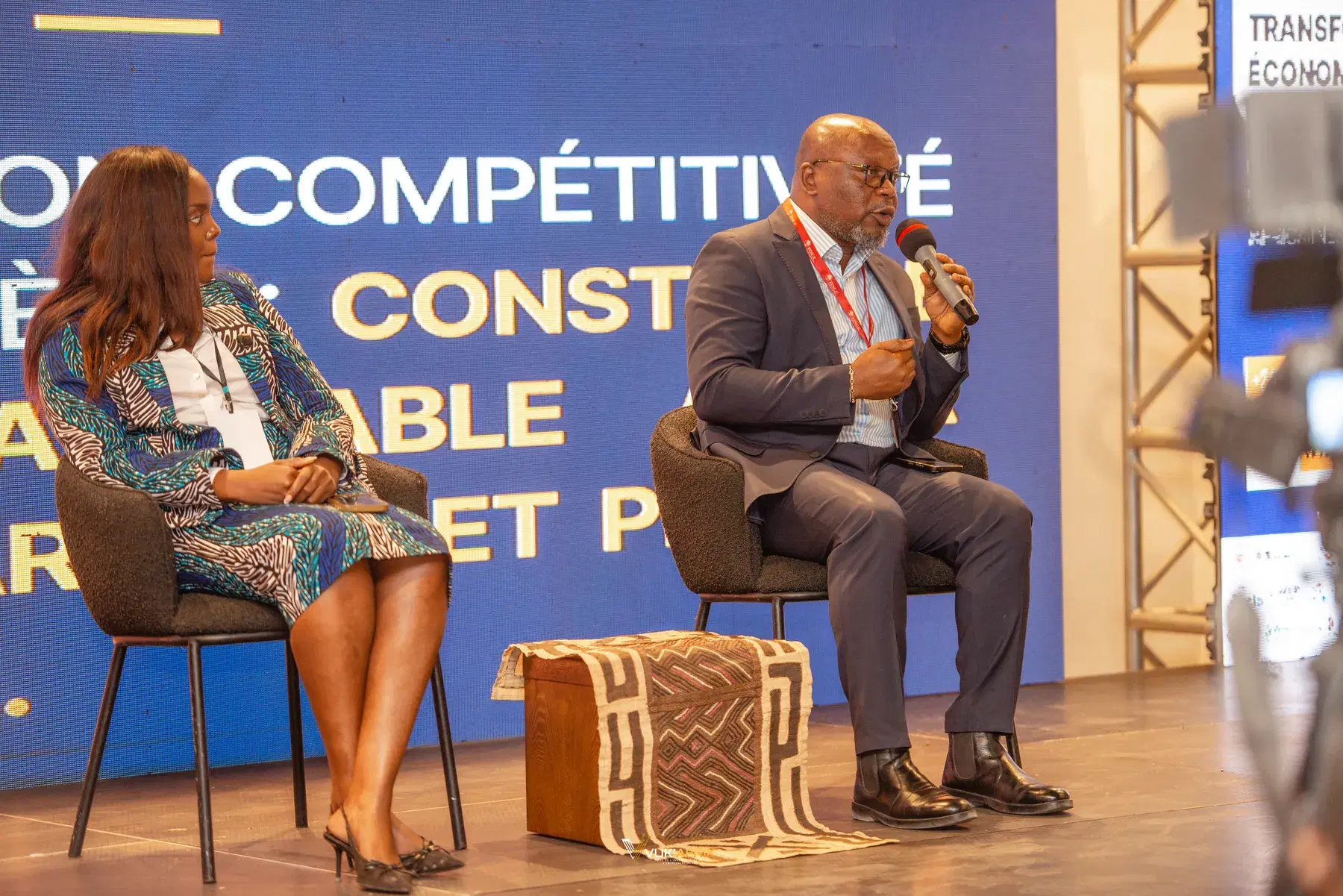 Discussion entre intervenants sur scène. Photographie de la première journée de VUK’AFRIK 2026.