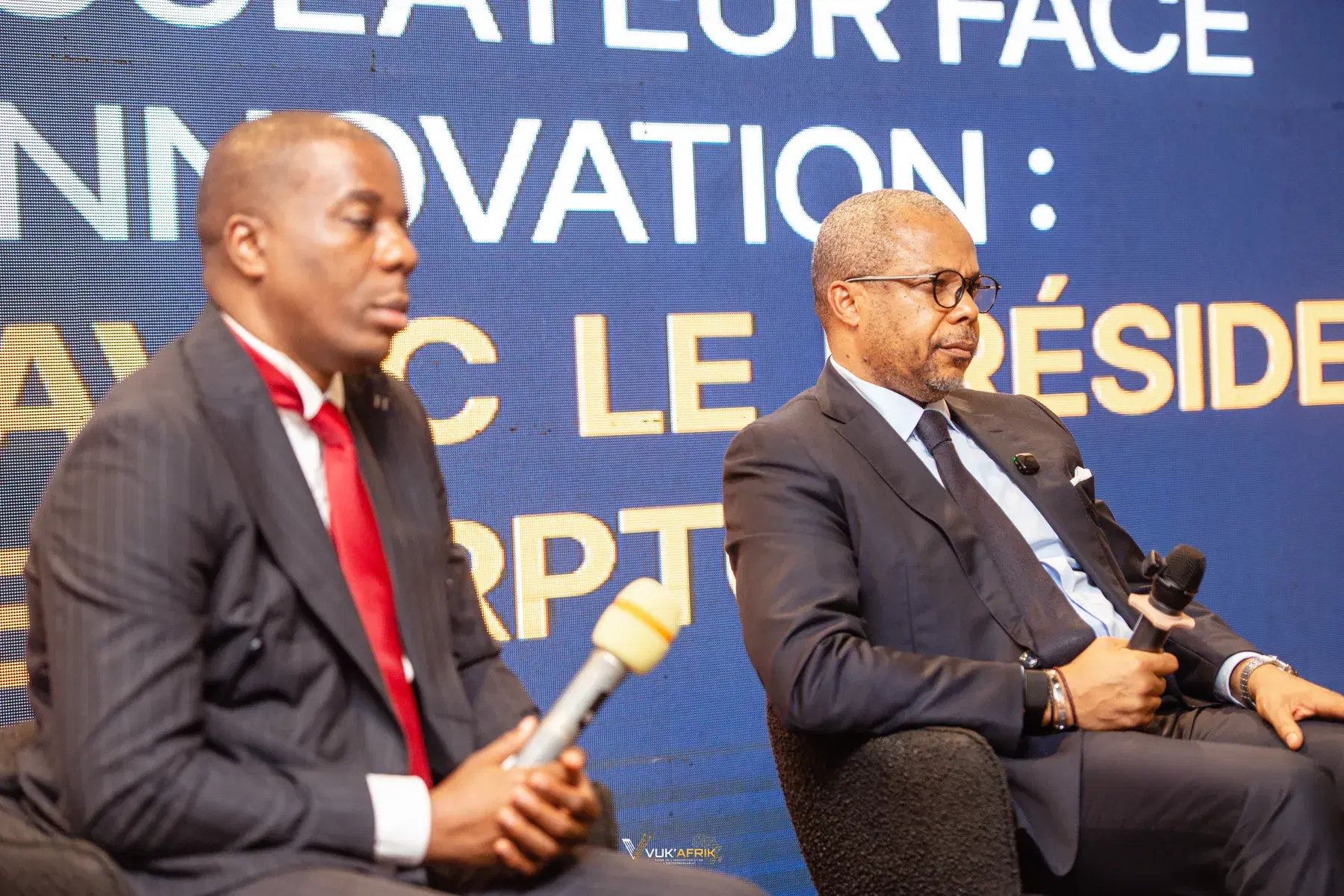 Dialogue sur la régulation et l’innovation. Photographie de la première journée de VUK’AFRIK 2026.