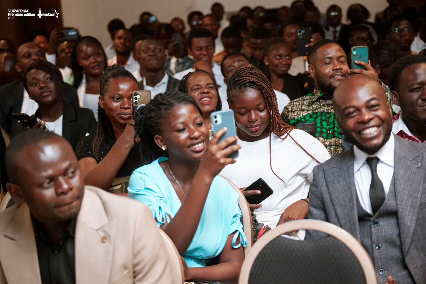 Un moment partagé dans le public. Photographie de la première journée de VUK’AFRIK 2026.